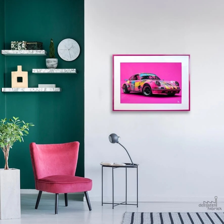 Porsche 911 in roze lijst